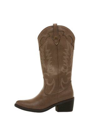 Bota vaquera de cuero marrón con costuras decorativas, punta redondeada y tacón bajo apilado.