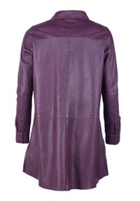 Lila Lederjacke mit einem kragenförmigen Ausschnitt, langen Ärmeln und einem mittellangen Schnitt, einer glatten Textur und detaillierten Nahtlinien.