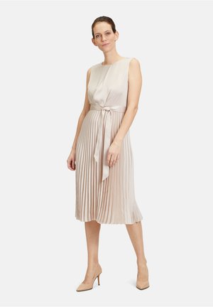 Betty & Co MIT PLISSEE - Cocktailjurk - grau