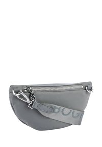 Borsa in nylon grigio con silhouette curva, parte superiore con zip e accessori in argento. Presenta una tracolla texturizzata con dettagli del logo impresso.