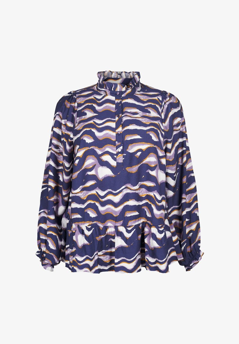 Blusa de manga larga en patrones de olas púrpuras y blancas con acentos dorados, que presenta un cuello alto, cierre de botones y un dobladillo con volantes.