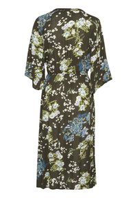 Florales Kleid mit dunkelgrünem Hintergrund, das blaue und weiße Blumen zeigt. Lockerer Sitz, mit ellenbogenlangen Ärmeln und tailliertem Bund.
