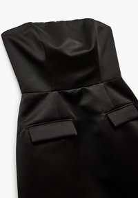 Robe noire en satin sans bretelles avec un corsage ajusté, une texture lisse et deux poches plaquées au niveau de la taille pour plus de détails.