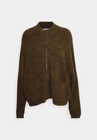 Braune, gerippte, mit Reißverschluss versehene Strickjacke mit langen Ärmeln, seitlichen Taschen und hohem Kragen. Weicher Stoff mit lässiger Passform.