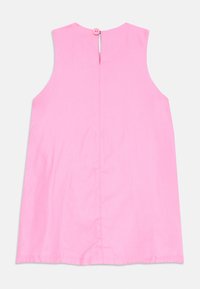 Robe sans manches rose avec un col rond et une fermeture à boutons à l'arrière. Tissu lisse avec un design simple et sans motifs supplémentaires.