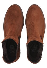 Stivaletti in suede marrone con una superficie liscia, pannelli laterali elasticizzati e punta rotonda. Suola leggera con dettagli di cucitura intorno alla base.