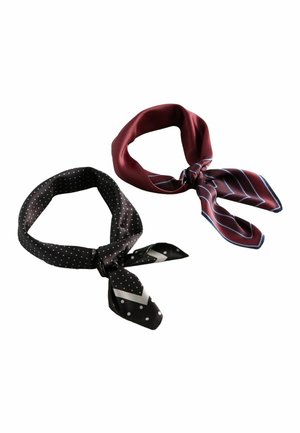 Twee gebonden zijden sjaals, één zwart met witte stippen en een chevronpatroon, de andere bordeauxrood met blauwe en witte diagonale strepen.