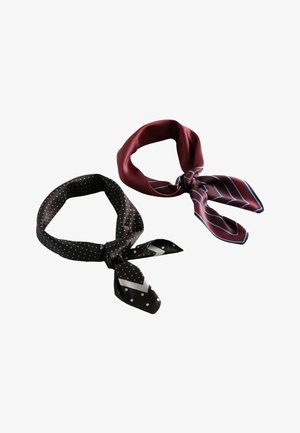 Dwa związane jedwabne szaliki, jeden czarny w białe kropki i wzór jodełki, drugi bordowy z niebieskimi i białymi ukośnymi paskami.