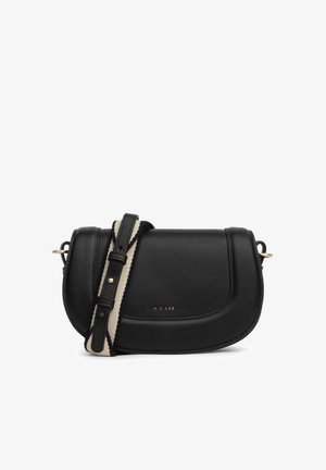Sac bandoulière en cuir noir avec rabat incurvé, ferrures dorées, et sangle réglable beige et noire.