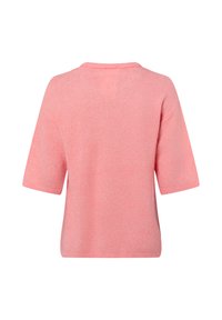 Haut en maille rose à manches courtes, présentant un col rond et une coupe décontractée, avec une texture lisse et des détails minimalistes.