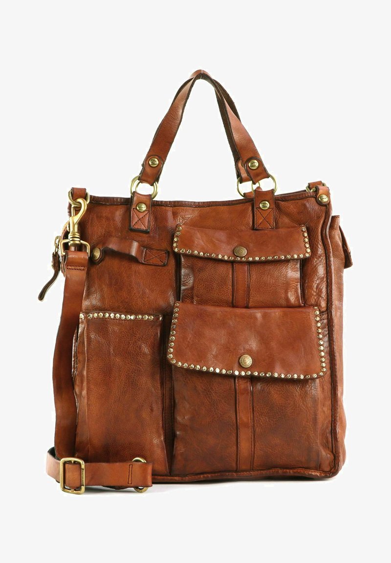 Borsa tote in pelle marrone con due tasche frontali e dettagli in borchie. Presenta manici robusti, una tracolla rimovibile e una finitura testurizzata.
