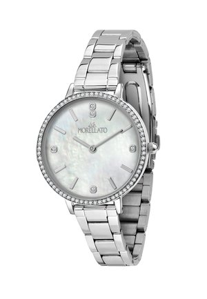 Orologio in metallo argentato con quadrante rotondo, dial in madreperla, accenti di diamante e una lunetta decorata con pietre. Presenta un design a bracciale a maglie.