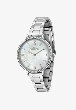 Orologio in metallo argentato con quadrante rotondo, dial in madreperla, accenti di diamante e una lunetta decorata con pietre. Presenta un design a bracciale a maglie.