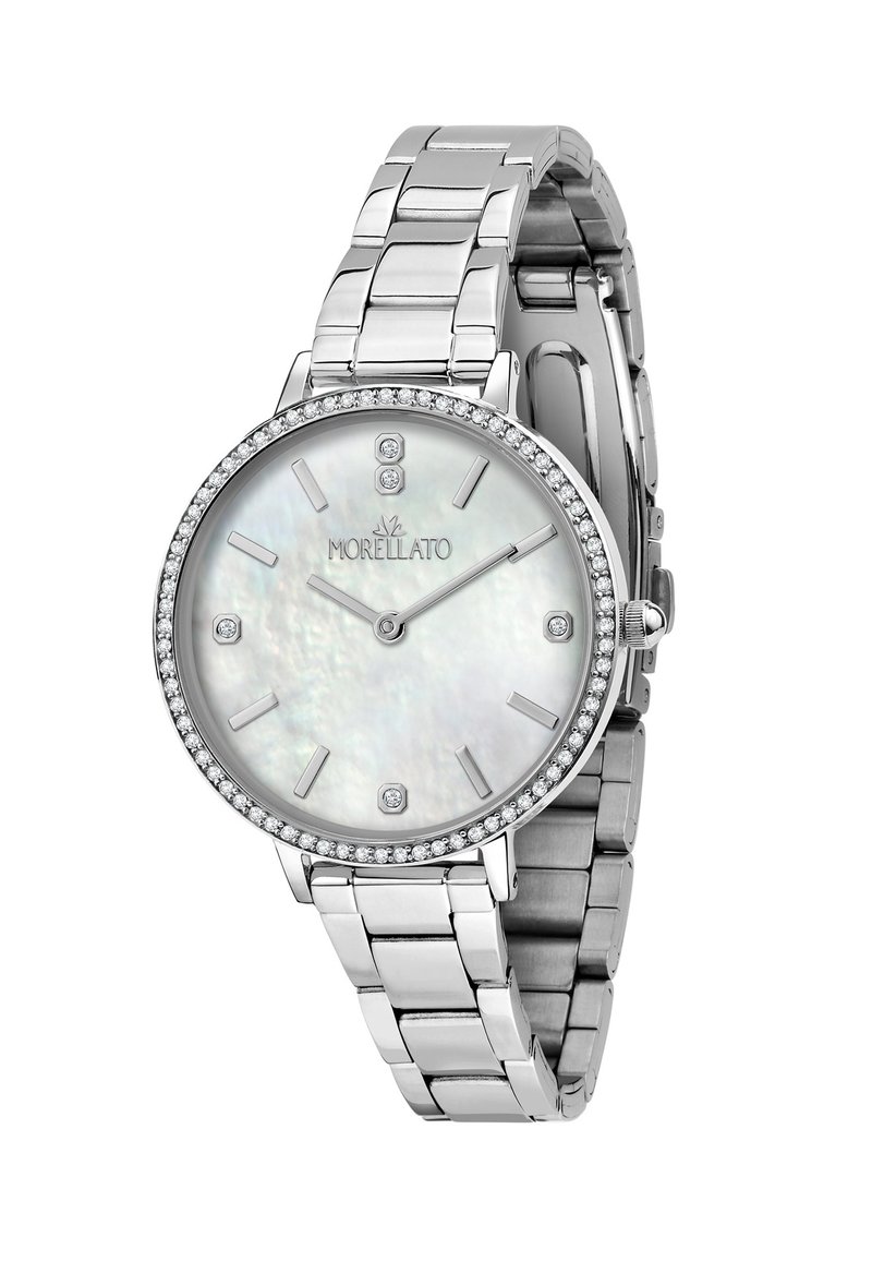 Orologio in metallo argentato con quadrante rotondo, dial in madreperla, accenti di diamante e una lunetta decorata con pietre. Presenta un design a bracciale a maglie.