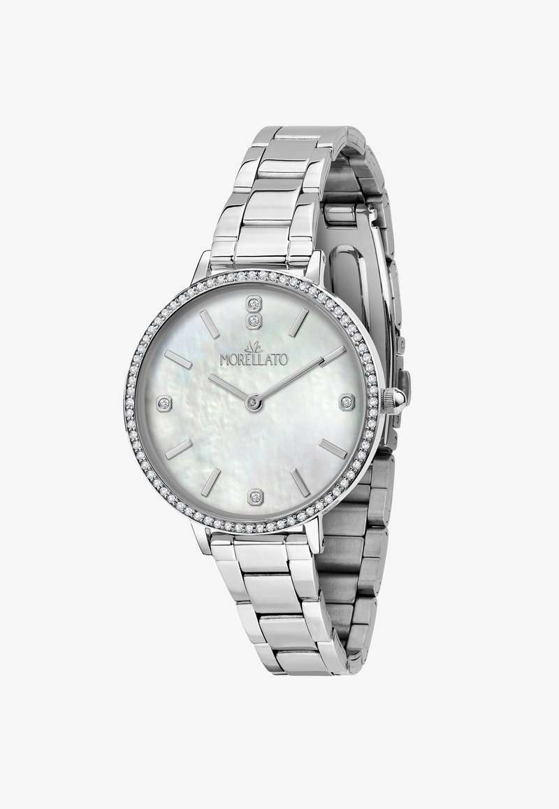 Orologio in metallo argentato con quadrante rotondo, dial in madreperla, accenti di diamante e una lunetta decorata con pietre. Presenta un design a bracciale a maglie.