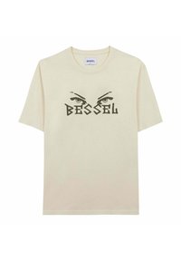 Camiseta de manga corta beige hecha de algodón con un diseño gráfico audaz de ojos encima de la palabra "BESSEL" en texto negro.