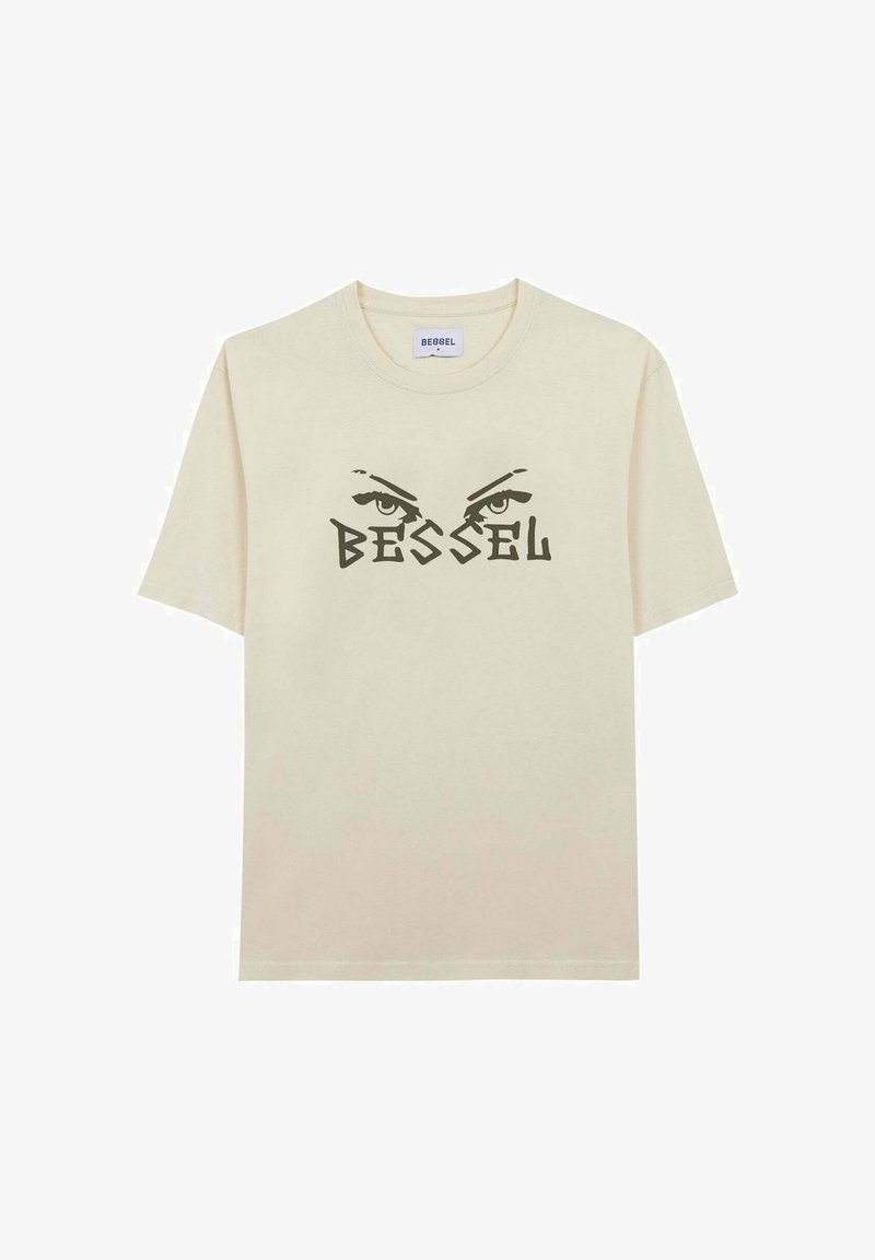 Camiseta de manga corta beige hecha de algodón con un diseño gráfico audaz de ojos encima de la palabra "BESSEL" en texto negro.