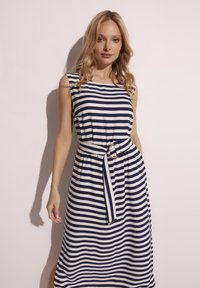 Granatowo-białą, pasiastą sukienkę bez rękawów z dopasowaną talią i paskiem. Miękka tkanina o luźnym kroju, długość do kolan.