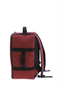Mochila roja y negra con forma rectangular, parte superior con cremallera, correas ajustables y tejido duradero. Cuenta con correas exteriores laterales para un almacenamiento seguro.