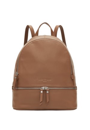 Brauner Leder-Rucksack mit zwei Reißverschlussfächern und verstellbaren Schultergurten, aufrecht stehend vor weißem Hintergrund.