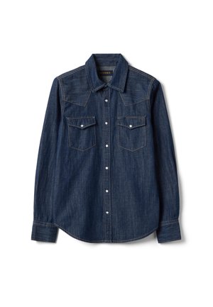 Camicia jeans blu scuro a maniche lunghe con chiusura frontale a bottoni automatici, due tasche sul petto con patta e bottoni automatici, e colletto appuntito.