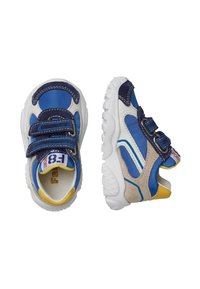 Scarpe da atletica per bambini realizzate con materiali blu, bianchi e gialli, un mix di tessuto e suede. Due fasce in velcro e suole in gomma testurizzata.
