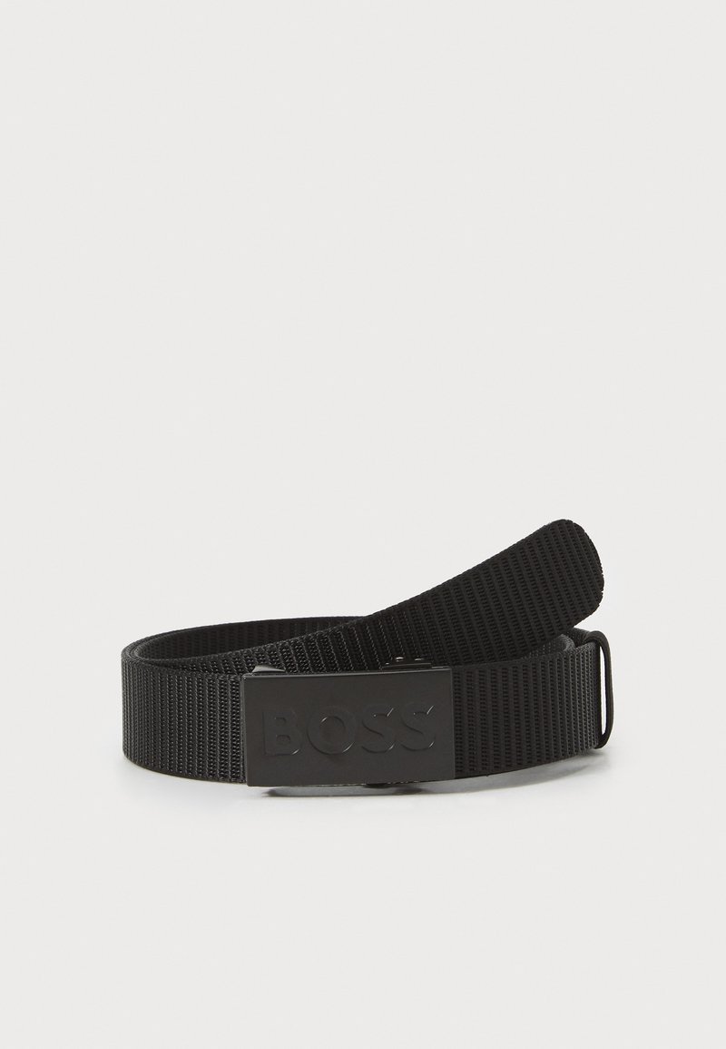 Cinto preto trançado com uma fivela retangular preta fosca estampada com a palavra "BOSS". O design inclui uma tira com tecido texturizado.