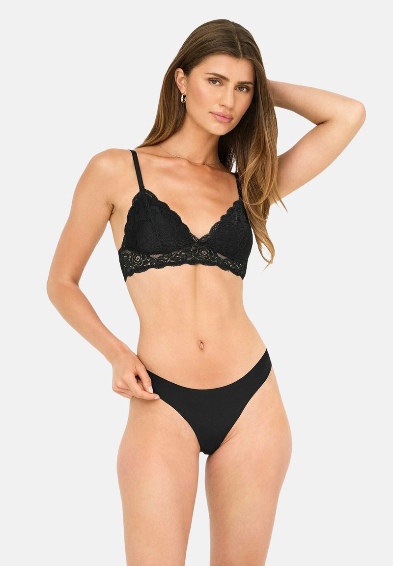 Sort blonde bralette med bølgede kanter og justerbare stropper, parret med sorte højskårne trusser. Glat tekstur og minimalistisk design.