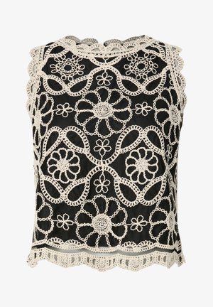 Čierne tielko bez rukávov s prepracovanými bielymi háčkovanými kvetinovými a slučkovými vzormi, s zubatými okrajmi pozdĺž výstrihu a spodného lemu.