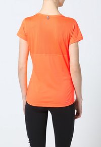 Kortärmad träningsskjorta i klargul, tillverkad av fuktavvisande material. Har en texturerad panel och en liten logotyp på baksidan.