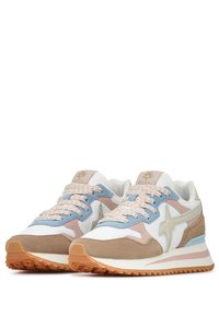 Sneakers sportive in suede bianco, azzurro chiaro e rosa con accenti beige, dotati di lacci testurizzati e suola in gomma, progettati con una forma retro.