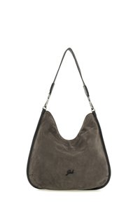 Borsa hobo in suede marrone con rifiniture in pelle nera, forma superiore curva, tracolla regolabile e dettaglio del logo goffrato sul davanti.