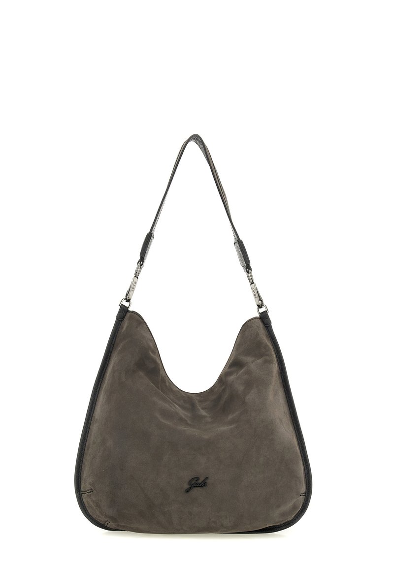 Borsa hobo in suede marrone con rifiniture in pelle nera, forma superiore curva, tracolla regolabile e dettaglio del logo goffrato sul davanti.