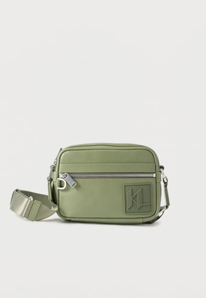 Olivgrüne, rechteckige Umhängetasche mit silbernem Reißverschluss, verstellbarem Riemen und geprägt aufgestelltem KL-Logo-Patch auf der Vorderseite.