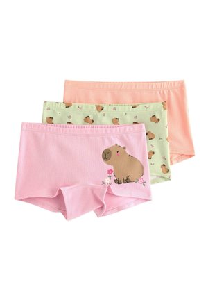 Tre par bomuldsboksershorts til børn i pink med et kapybara- og blomsterdesign, grønne med kapybara-mønster og ensfarvede ferskenfarvede.