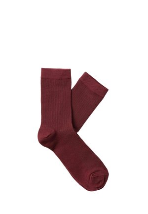 Paire de chaussettes côtelées bordeaux longueur crew étalées à plat sur un fond blanc, montrant la longueur complète et la texture.