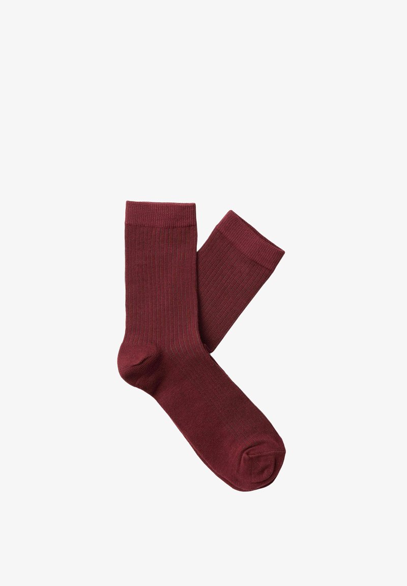 Paire de chaussettes côtelées bordeaux longueur crew étalées à plat sur un fond blanc, montrant la longueur complète et la texture.
