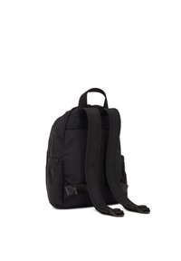 Sac à dos noir en nylon avec deux bretelles ajustables, une poignée supérieure, des poches latérales et une texture lisse. Forme rectangulaire compacte.