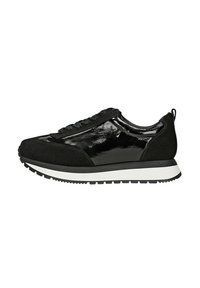 Schwarze Sportschuhe, die eine Kombination aus glänzendem Lackleder und Wildledermaterialien aufweisen, mit einer weißen Gummisohle und schwarzen Schnürsenkeln.