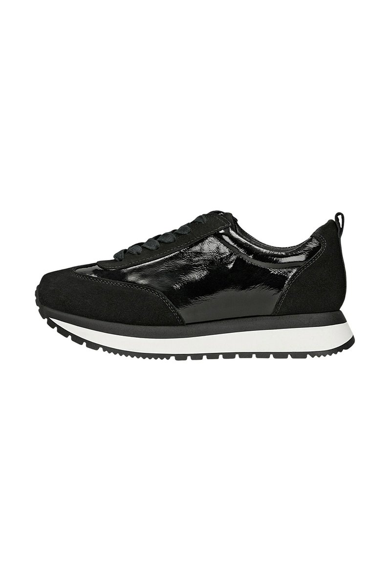 Schwarze Sportschuhe, die eine Kombination aus glänzendem Lackleder und Wildledermaterialien aufweisen, mit einer weißen Gummisohle und schwarzen Schnürsenkeln.