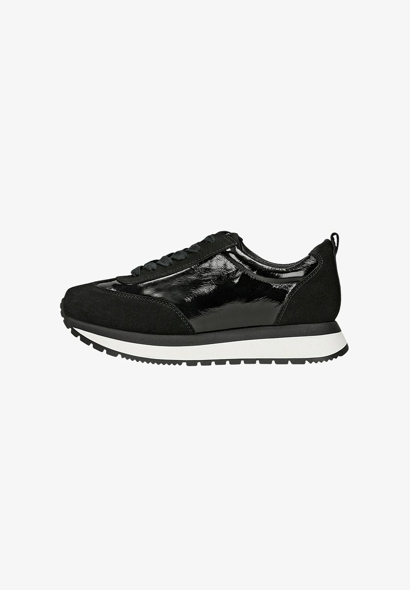 Scarpe da ginnastica nere caratterizzate da un mix di pelle verniciata lucida e materiale scamosciato, con suola in gomma bianca e lacci neri.