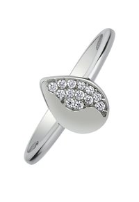 Bague en argent présentant un design en forme de goutte avec une finition lisse et plusieurs petites pierres claires le long d'un côté, montée sur un anneau mince.