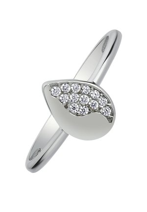Bague en argent présentant un design en forme de goutte avec une finition lisse et plusieurs petites pierres claires le long d'un côté, montée sur un anneau mince.