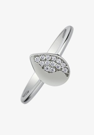 Bague en argent présentant un design en forme de goutte avec une finition lisse et plusieurs petites pierres claires le long d'un côté, montée sur un anneau mince.