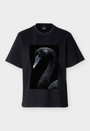 Svart T-skjorte med korte ermer og et detaljert, høy-kontrast sideprofil av en svart svane trykt midt foran.