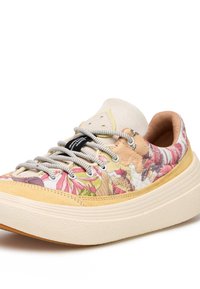 Baskets multicolores avec imprimé floral, accents en daim crème, semelle en caoutchouc texturé et lacets gris, dotées d'une languette rembourrée pour le confort.