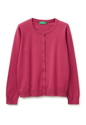 Knopfbares, langärmliges Cardigan in Himbeerrosa mit gerippten Bündchen und Saum, rundem Ausschnitt und grünem United Colors of Benetton-Label.