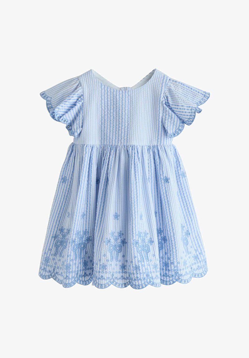 Robe bleu clair avec manches courtes à volants, présentant des fines rayures et une broderie florale. Ourlet festonné ajoutant du détail. Tissu en coton doux.