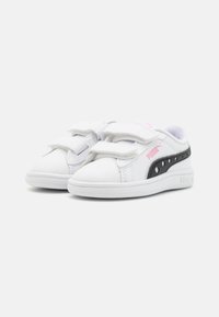 Weiße Sneakers mit strukturiertem schwarzen Akzent und silbernen Nieten. Verfügt über Klettverschlussriemen und ein pinkes Logo an der Seite. Weiches Material, Low-Top-Design.