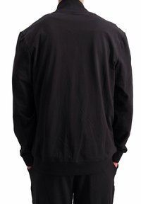 Schwarze, leichte Bomberjacke mit hohem Kragen, langen Ärmeln, gerippten Bündchen und Saum. Das Material wirkt glatt mit minimaler Textur.